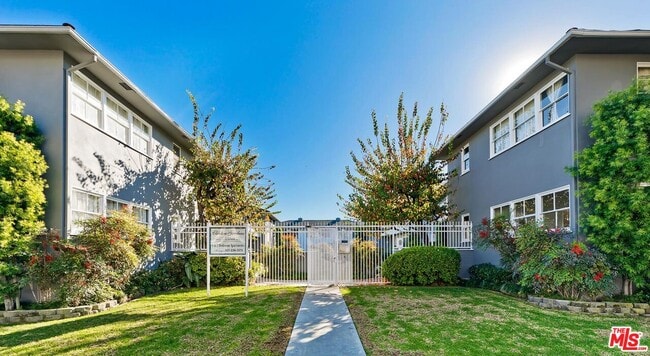 Building Photo - 5022 Clinton St