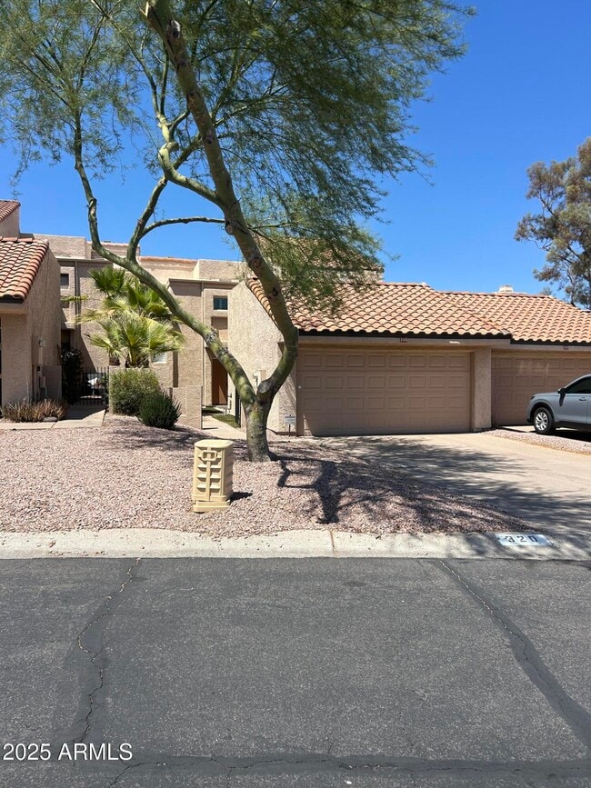 Building Photo - 320 E Larkspur Ln