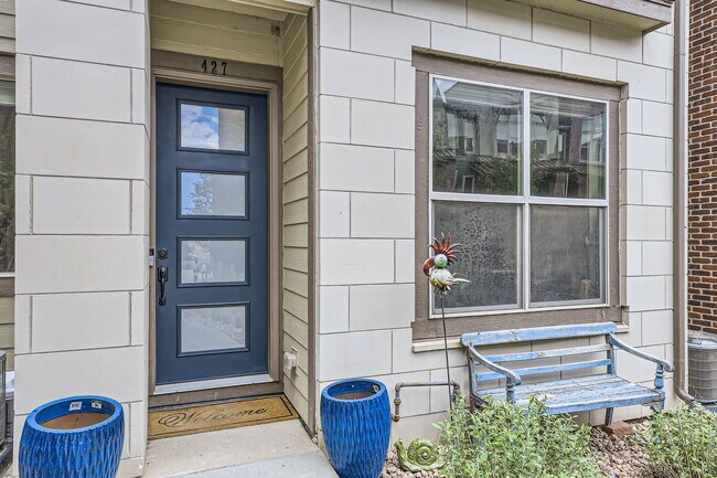 Building Photo - 427 Primrose Ln