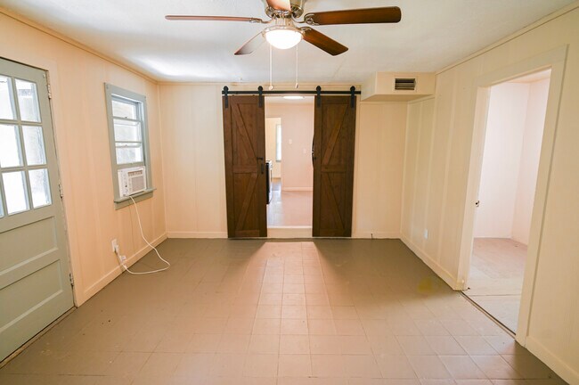 Foto del edificio - 350 Pineview Dr