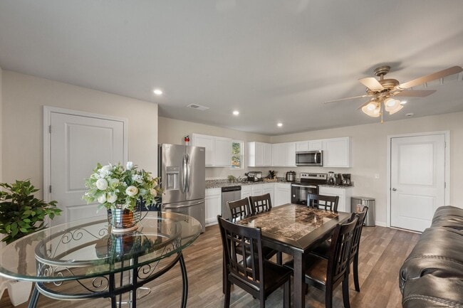 Foto del edificio - Modern Spacious 5-Bedroom Home Built in 2023