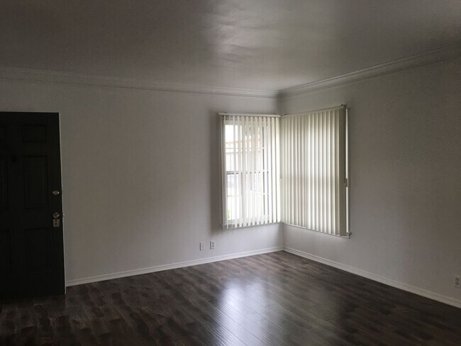 Interior Photo - 820-830 1/2 S. Serrano Ave