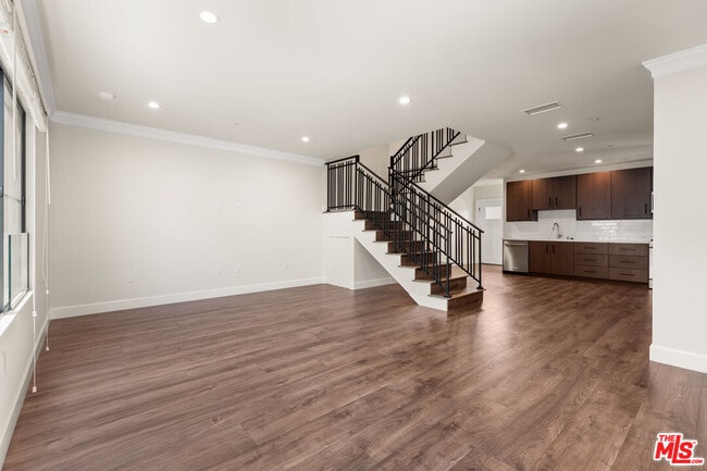 Building Photo - 1153 Beachwood Dr