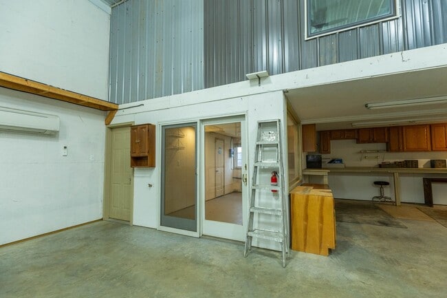 Building Photo - 1 bed, 1 bath, Apartment in Charles Town, WV