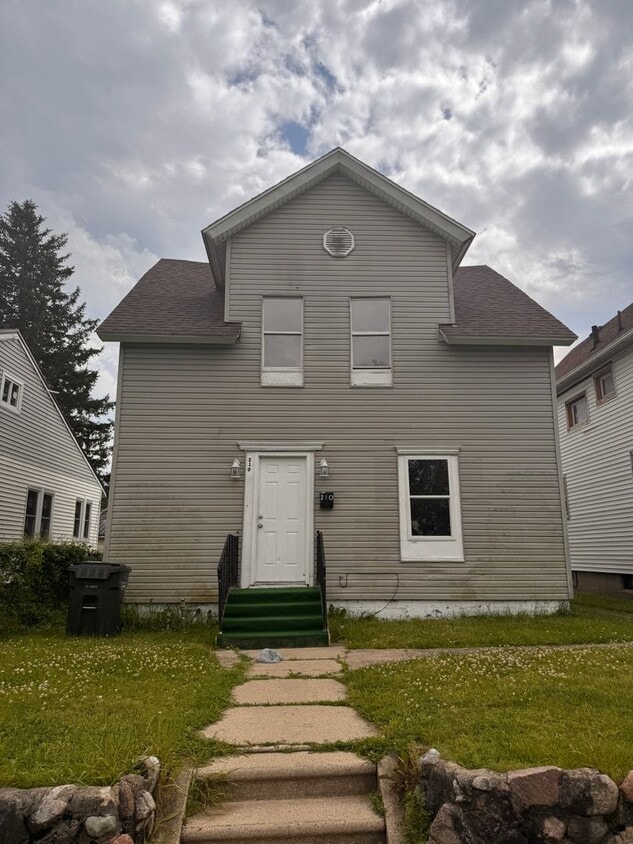 Primary Photo - Large 4 bedroom Home