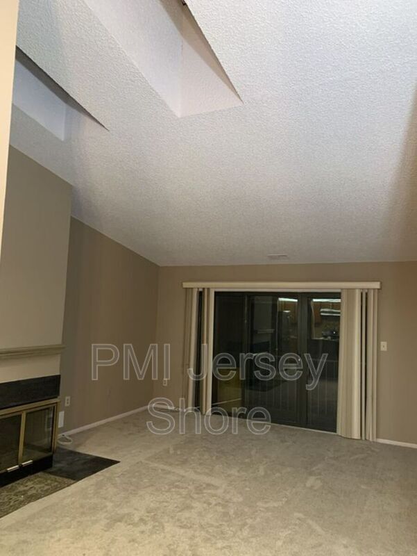 Primary Photo - 498 Danbury Ln