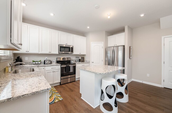 Foto del edificio - Fully furnished brand new construction. Lu...