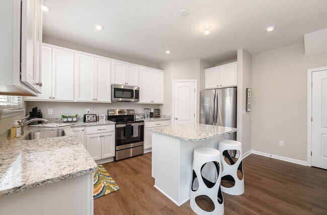 Foto del edificio - Fully furnished brand new construction. Luxury in HOA with pool