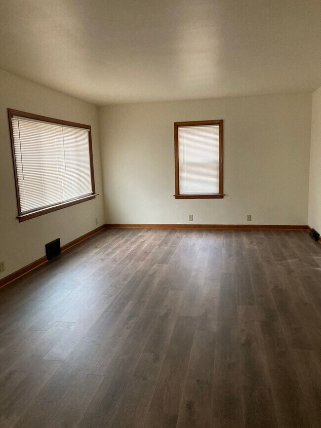 Building Photo - Single Family 3 Bedroom Home