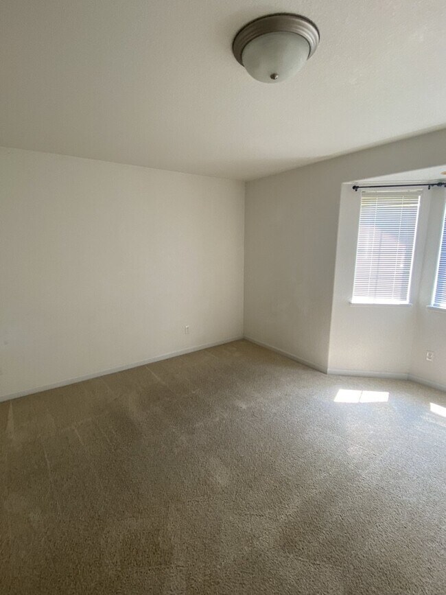 Building Photo - AVAILABLE SEPTEMBER! Charming Townhome in ...