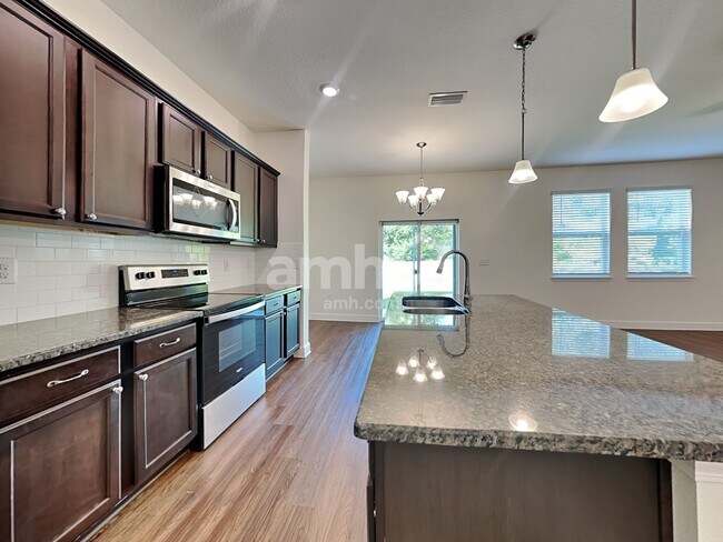 Foto del edificio - 6605 Hidden Rose Pl