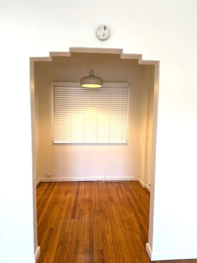 Building Photo - Upstairs 1 bedroom 1 bathroom apartment - Available now