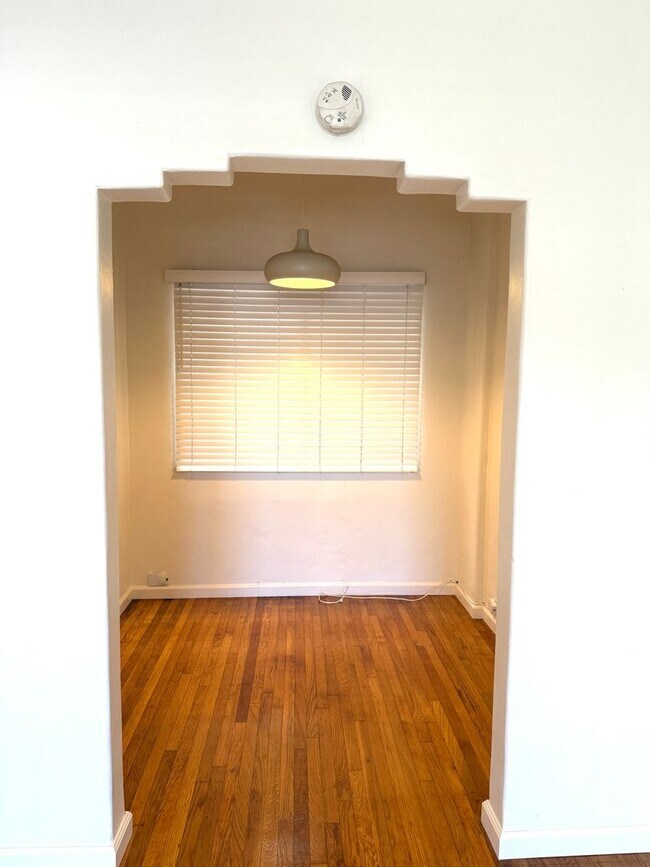 Building Photo - Upstairs 1 bedroom 1 bathroom apartment - Available now