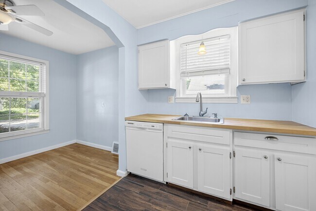 Building Photo - 2226 E Farnum Ave