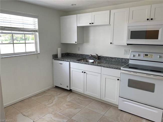 Building Photo - 1380 Myerlee Country Club Blvd