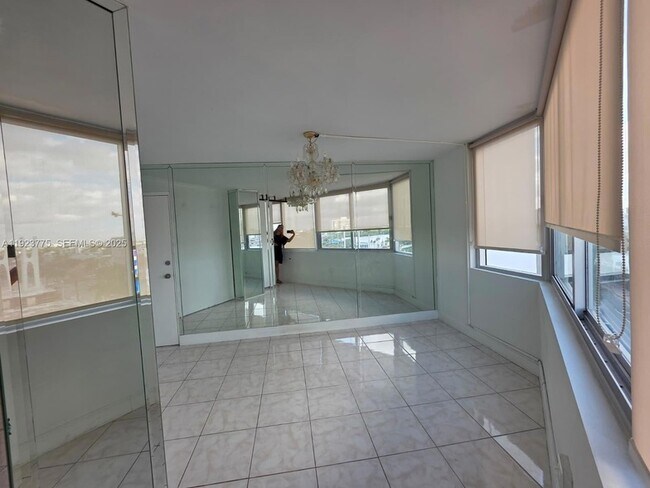 Foto del edificio - 7135 Collins Ave