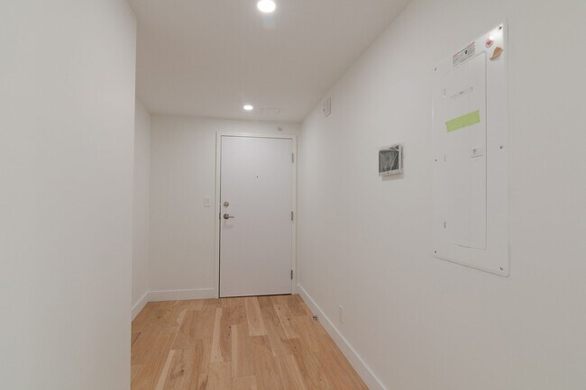Building Photo - 3460 Rue Peel