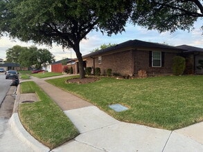 Building Photo - 1401 Fieldstone Ct E