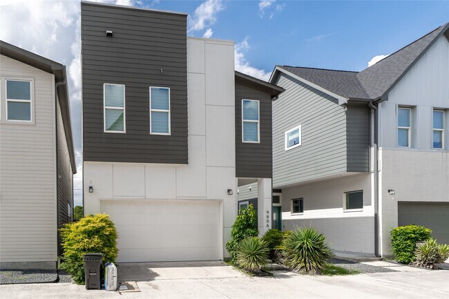Foto del edificio - 9806 Blissful Pr Ln