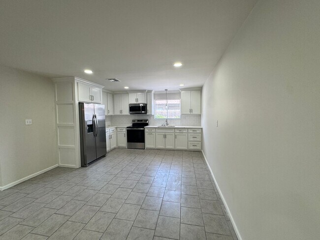 Building Photo - 3 Bedroom / 2 Bathroom Modern House