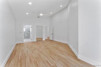 Building Photo - 897 Dickens Pl