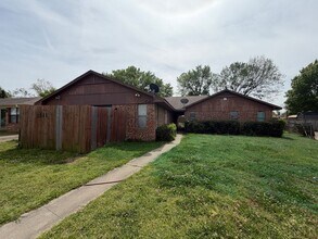 Building Photo - 2511 Oakhurst Dr
