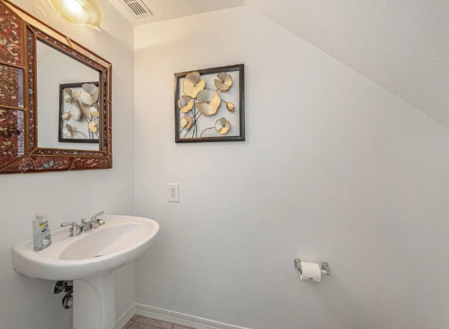 Building Photo - 402 S Willow Ave