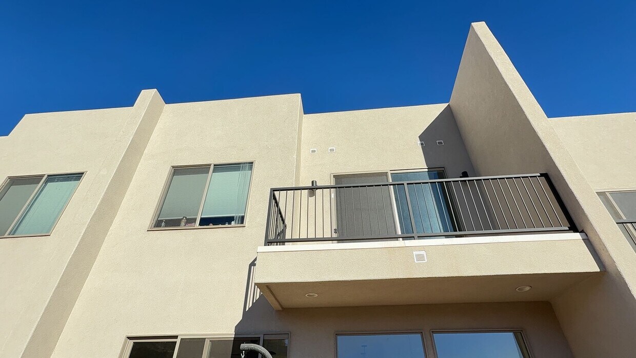 Foto del edificio - Stunning Dog Friendly 4 Bedroom 2.5 Townhome!