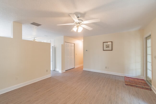 Building Photo - 2519 Elderberry Dr