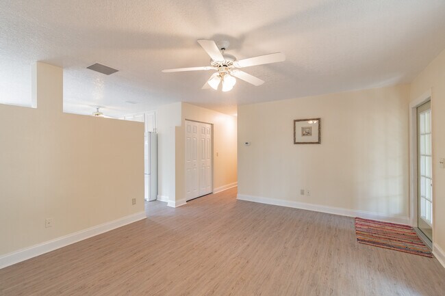 Foto del edificio - 2519 Elderberry Dr
