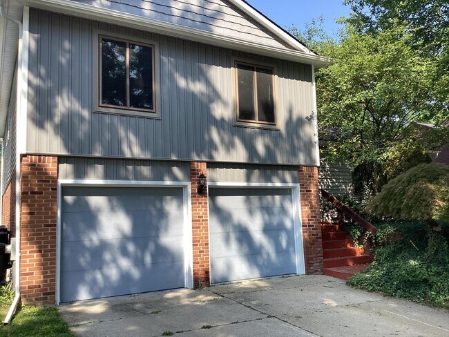 Building Photo - 2125 Ardenne Dr