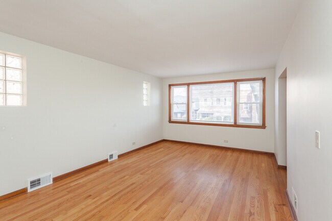Building Photo - 4015 W OAKDALE Ave