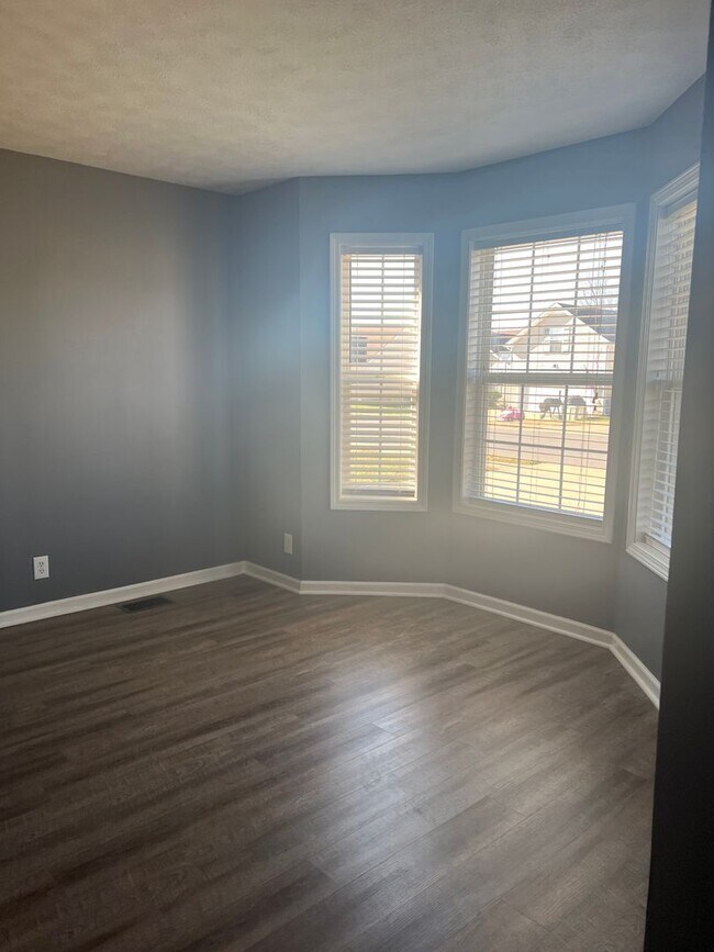 Foto del edificio - *CHRISTMAS SPECIAL* Spacious 4 Bedroom/2.5...