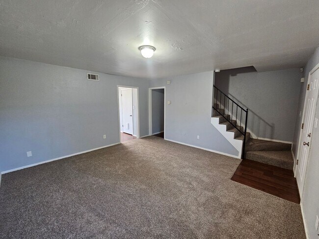 Building Photo - (2) Bed/(1.5) Townhome In North Norman Ava...