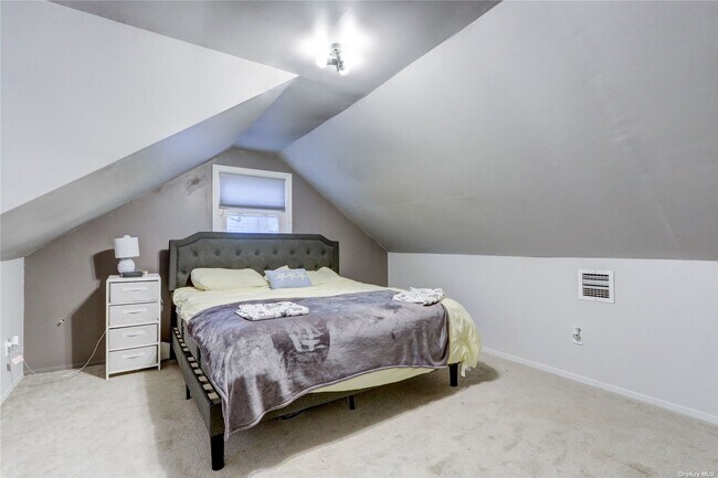 Foto del edificio - 38 Little East Neck Rd S