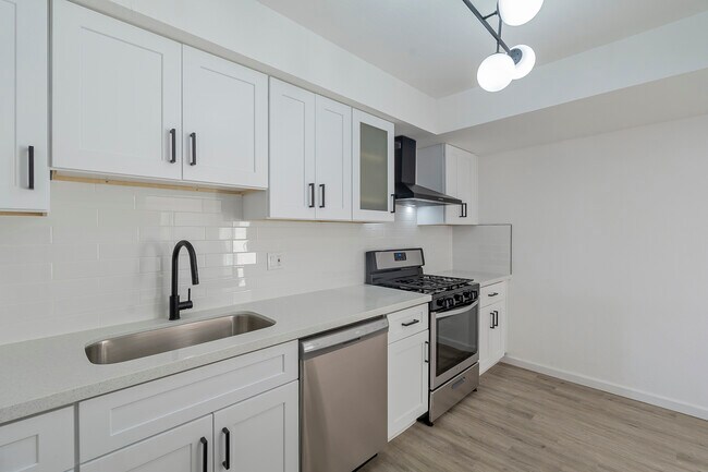 Building Photo - 460 N Longmore