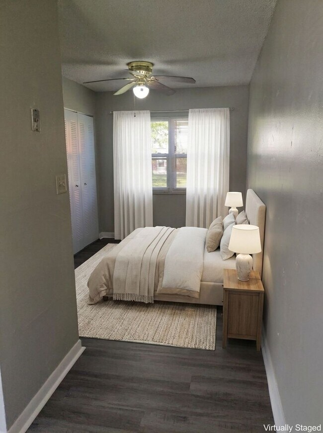 Foto del edificio - STERLING COURT APARTMENTS