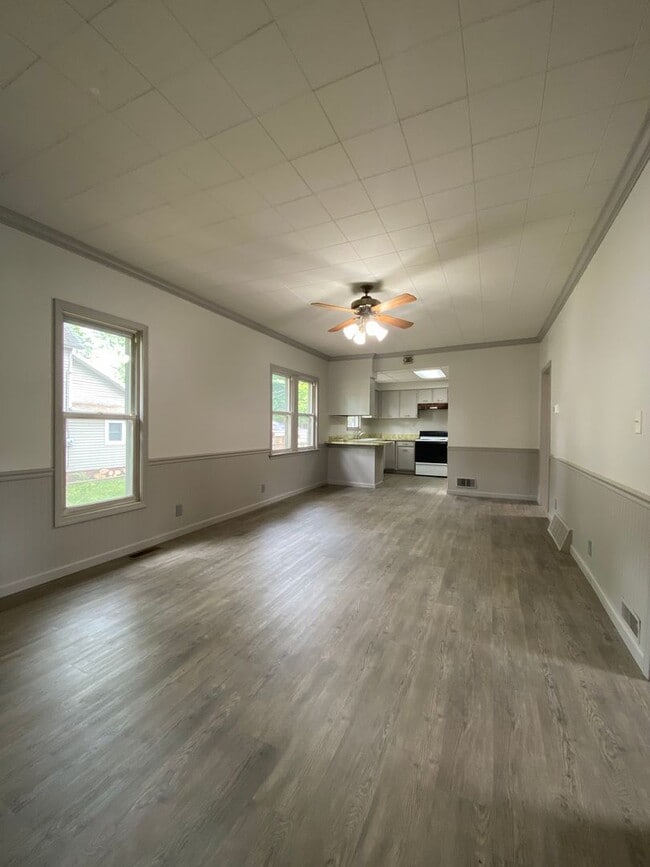 Building Photo - 1127 Maple Row