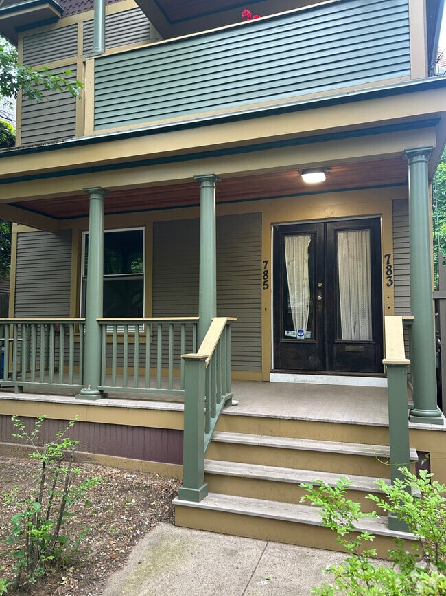Building Photo - 781 Elm St
