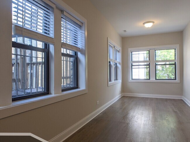 Foto del edificio - 3407 W Fullerton Ave