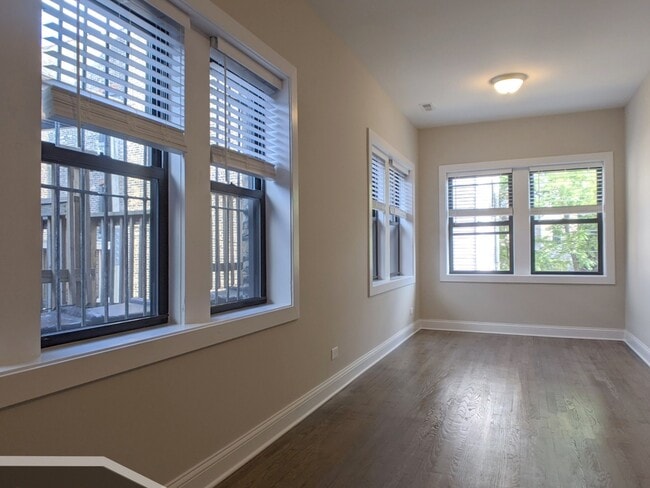 Foto del edificio - 3407 W Fullerton Ave