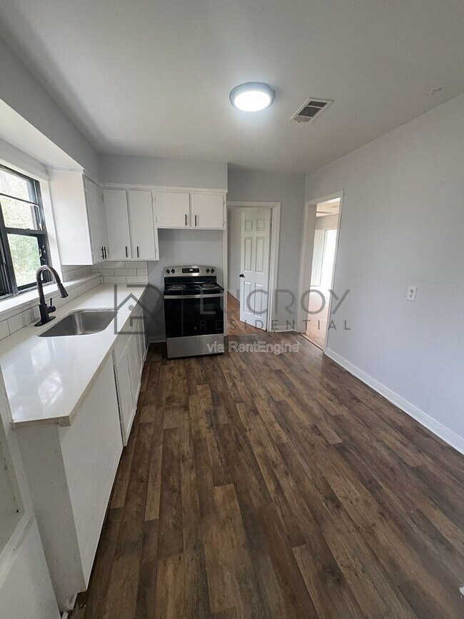 Foto del edificio - 320 Lawrence Rd