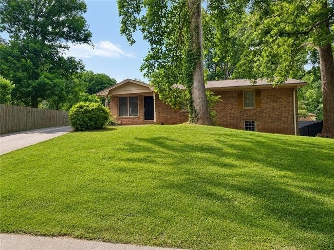 Building Photo - 2401 Dawn Ct