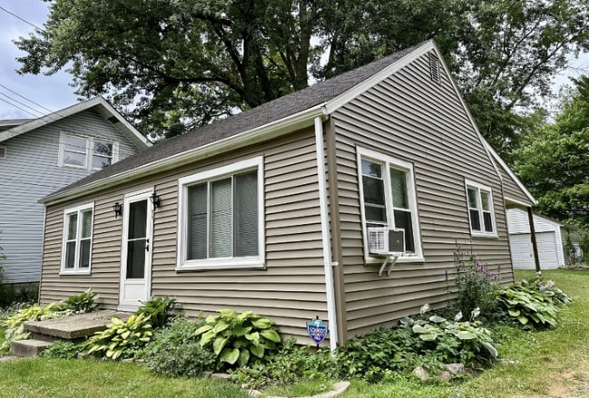 Building Photo - 71 Rowland Ave