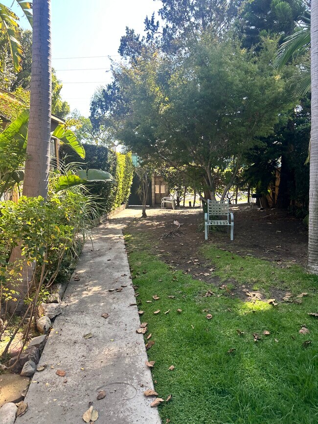 Foto del edificio - 2538 1/2 Military Ave