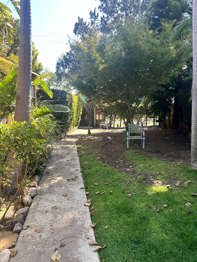 Building Photo - 2538 1/2 Military Ave