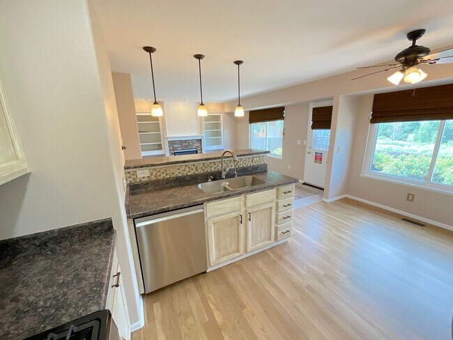Foto del edificio - 4 Bedroom Home Available Near Constitution...