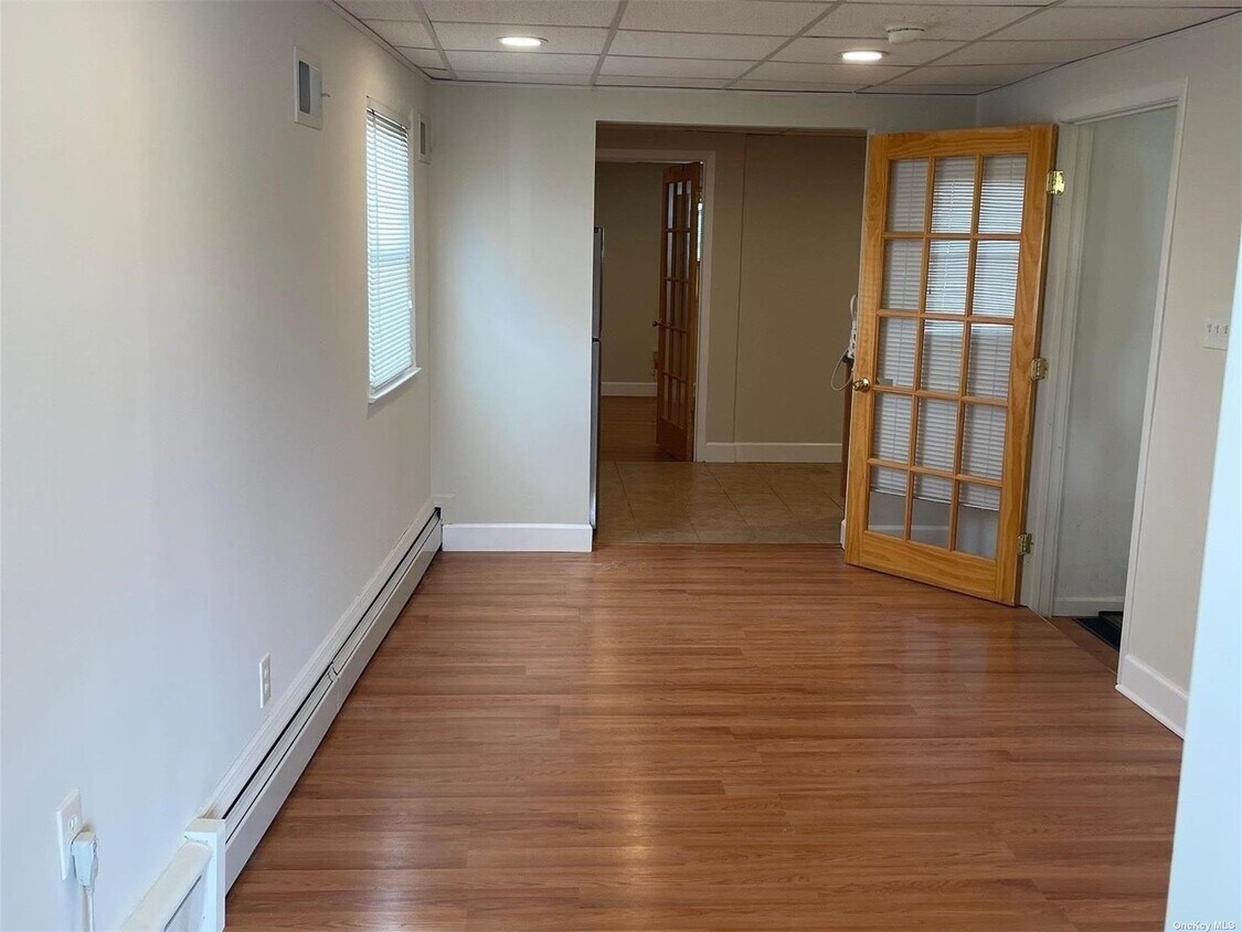 109 E Main St, Smithtown, NY 11787 Room for Rent in Smithtown, NY