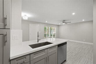 Building Photo - 2121 Fountain View Dr