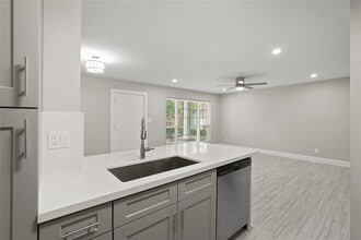 Building Photo - 2121 Fountain View Dr